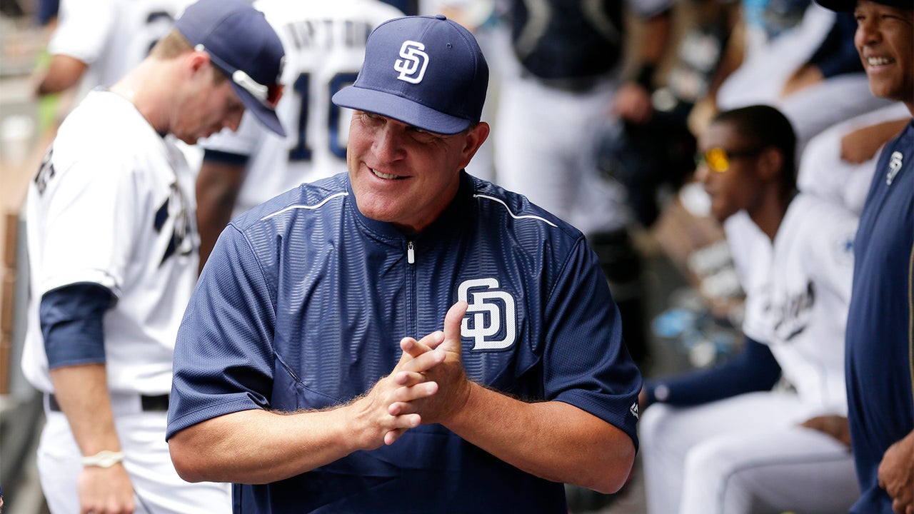 Murphy gets 1st win as Padres manager